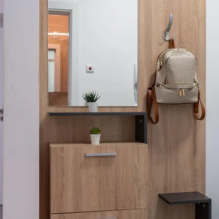 In Evargreen Complex With Terrace Warna