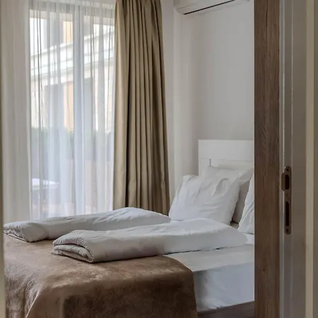 In Evargreen Complex With Terrace * Warna